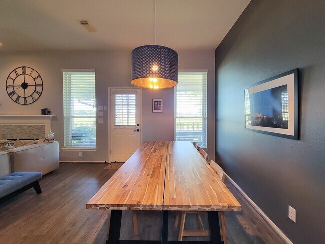 Building Photo - Welcome home to this charming 4-bedroom, 3-bathroom brick house in the desirable Stone Gate commu...