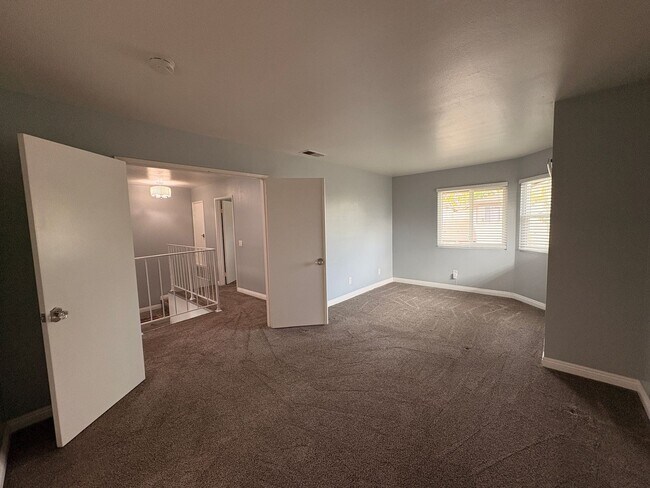 Building Photo - 3 Bed, 2.5 Bath in Ontario!