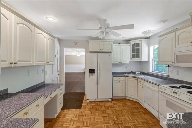 Building Photo - Amazing 4 Bedroom, 3 Bath Home With 2 Kitchens!