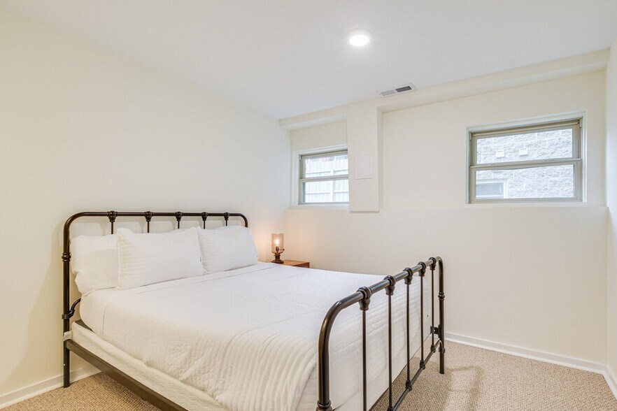 Building Photo - 3975 S Ellis Ave