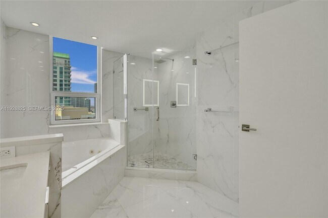 Building Photo - 848 Brickell Key Dr