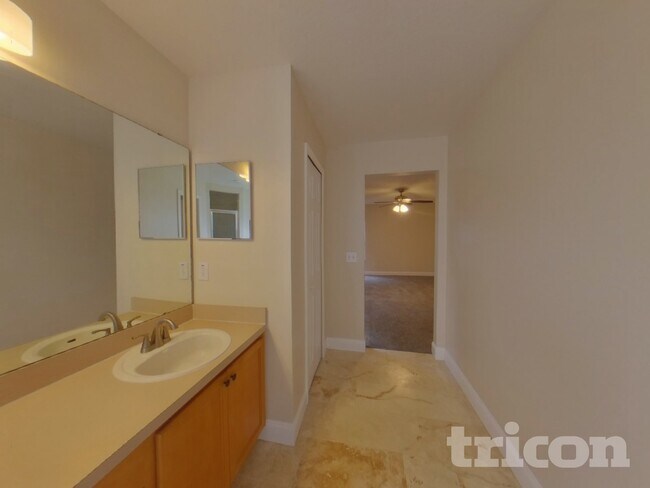 Building Photo - 1074 Worthington Dr