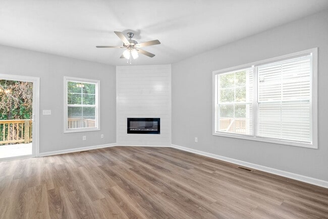 Building Photo - 4 Bedroom Home For Rent Near Downtown Clarksville!