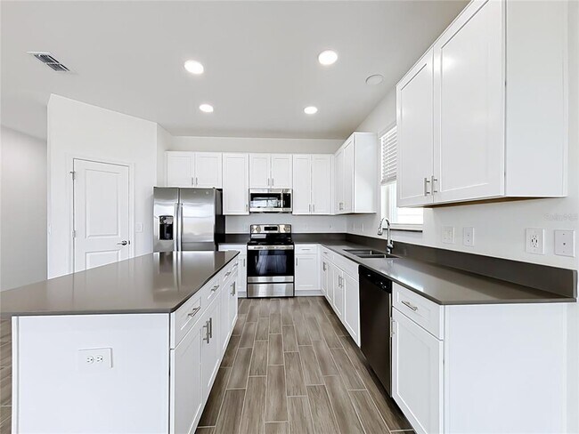 Building Photo - 643 Grove St