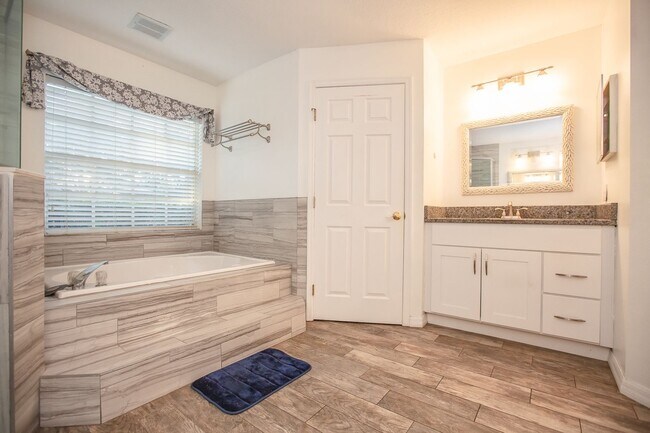 Building Photo - FOR RENT!!! STUNNING AND SPACIOUS 5 BEDROOM SINGLE FAMILY HOME...