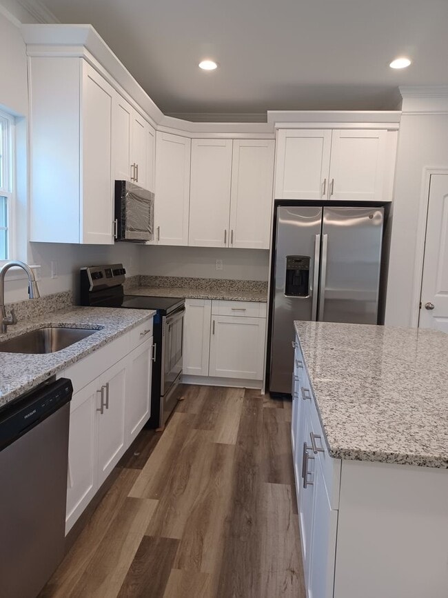Building Photo - Newly Constructed 5 Bedroom Home in Hampton