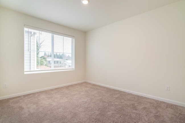 Building Photo - Super clean & spacious 4-bdrm/3-bath townhome in NE—Attached garage, great location