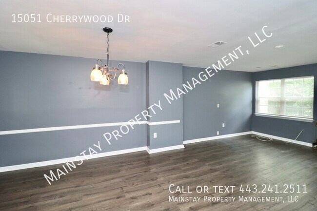 Building Photo - Updated End Unit Townhome W/ Fenced in Yard!