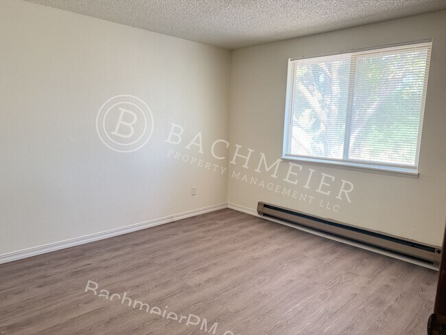 Building Photo - 912 SE Hailey Ave