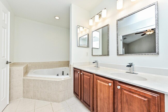Building Photo - 4654 Hummingbird Ln