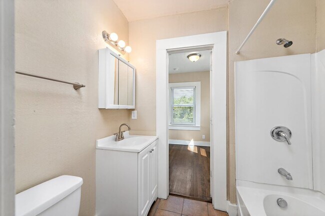 Building Photo - 901 E 28th Street