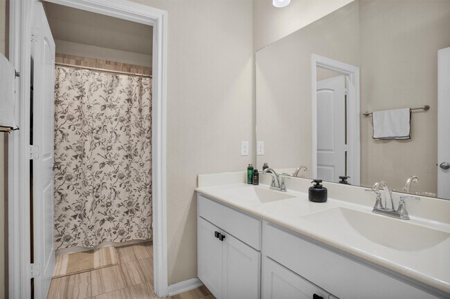 Building Photo - 28100 Rocky Heights Dr