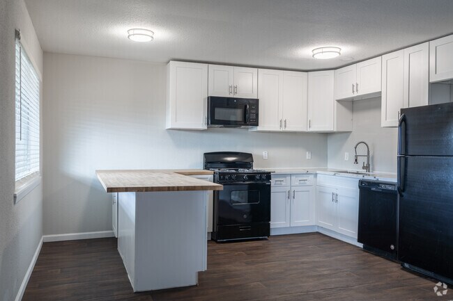 2BR, 1BA - 853SF - French Quarter Apartments