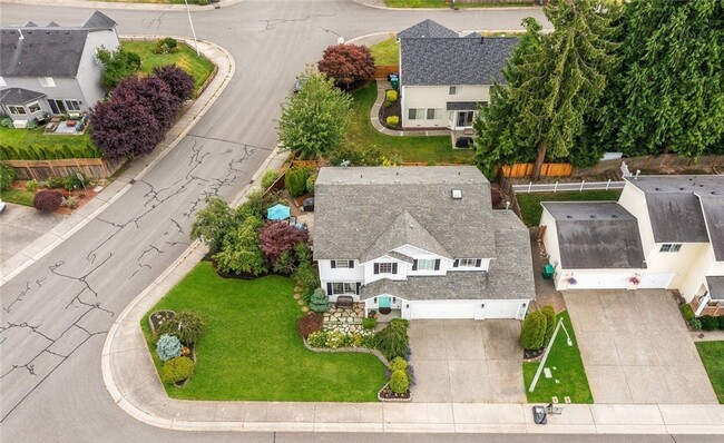 Building Photo - A Gorgeous Home with 4 Bed and 2.5 Bath