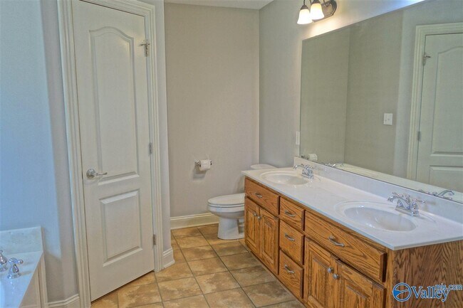 Building Photo - 16992 Woodhaven Dr