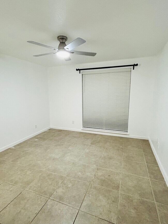 Building Photo - 5767 Belcrest St