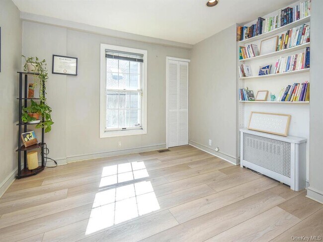 Building Photo - 20 Oldwood Rd S