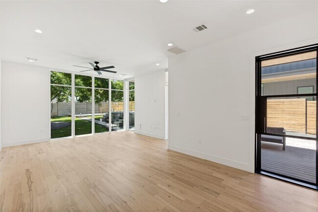 Building Photo - 1407 Valleyridge Dr