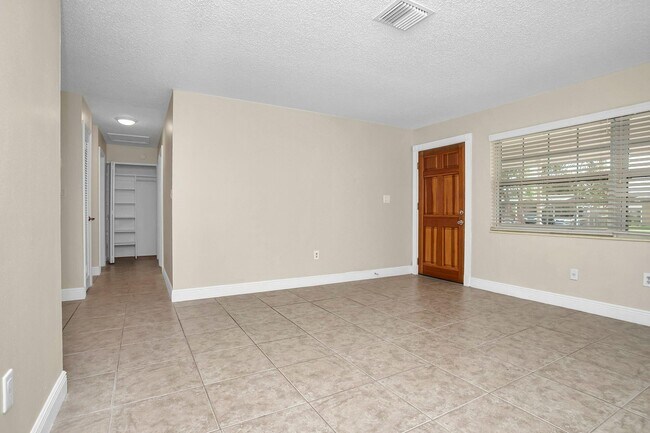 Building Photo - 557 Buckingham Ave