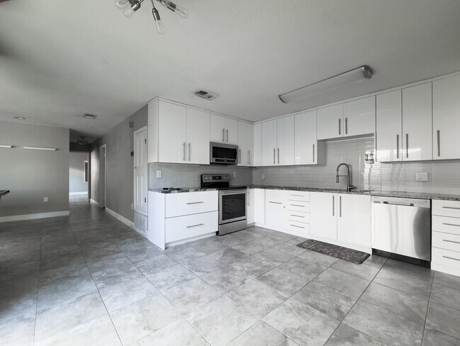 Building Photo - 931 Holbrook Cir