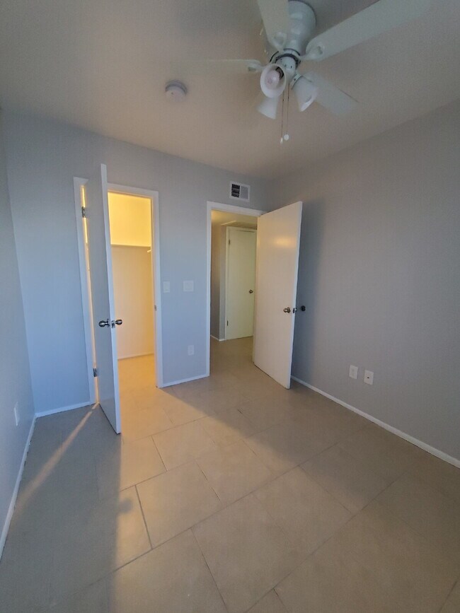 Building Photo - MOVE IN READY 2 Bed / 2 Bath – Updated – Pets Welcome – North Phoenix