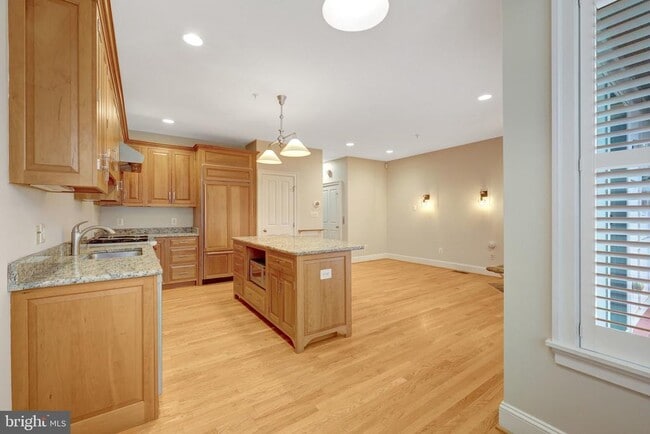 Building Photo - 229 Locust St SE