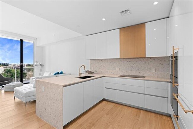 Building Photo - 2678 Tigertail Ave