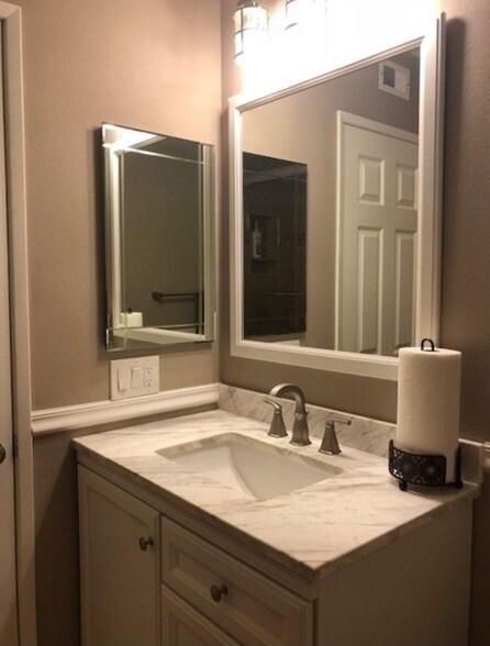 Building Photo - 1279 Calle Bonita