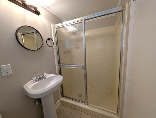 Building Photo - Charming split level home located in the Spring Valley Community in the South Park area of Charlo...