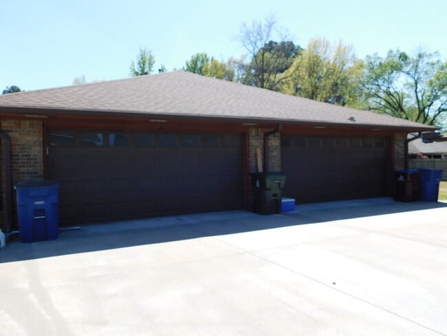 Building Photo - 2 Bed 2 Bath Duplex Newly Renovated