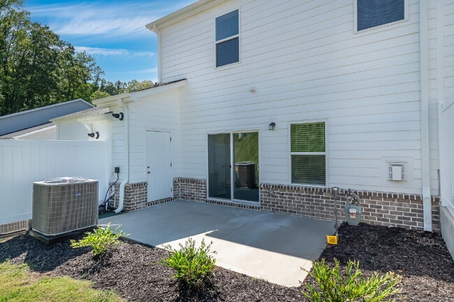 Building Photo - Stunning 3BR/2.5BA Luxury Townhome with Loft & Garage in Greenville! $2,050/mo rent