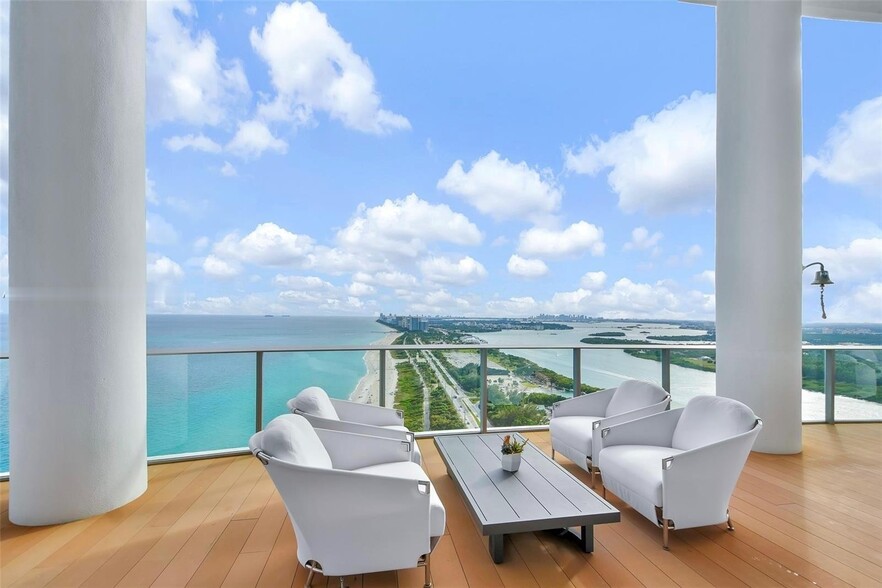 Building Photo - 15701 Collins Ave