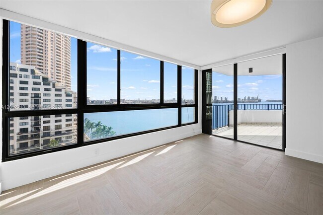 Building Photo - 520 Brickell Key Dr