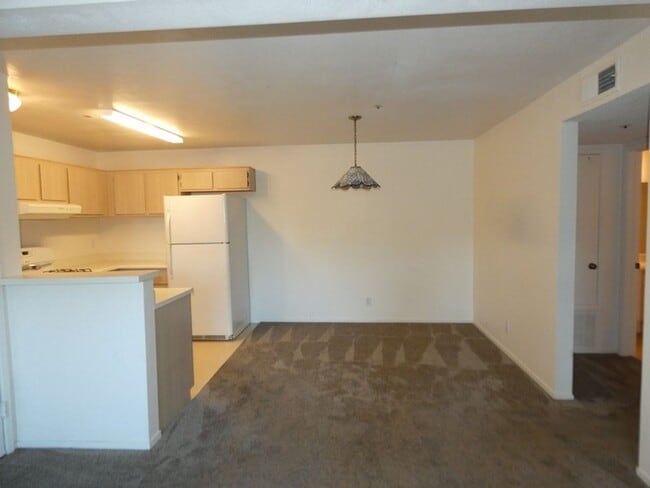 Building Photo - Bright and Fresh Downstairs 1 bedroom Condo at Las Palmas