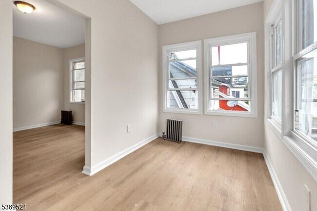 Building Photo - 247 Duane St