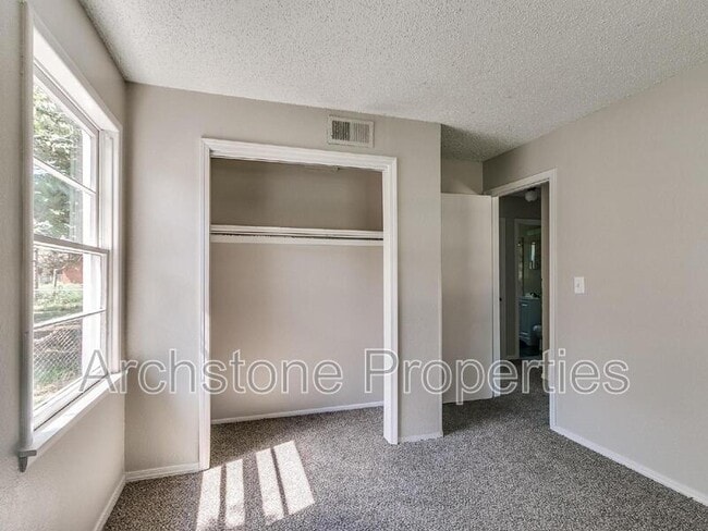 Building Photo - 2305 Mustang St