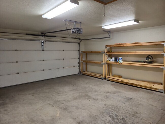 Building Photo - Spacious 3 bed/2 bath home in desired neig...