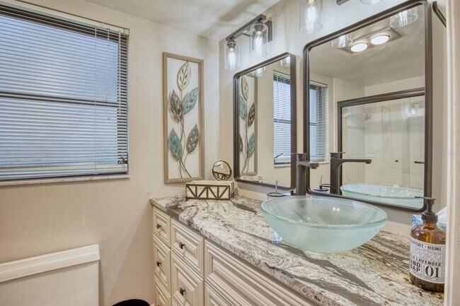 Building Photo - 5640 Golf Pointe Dr