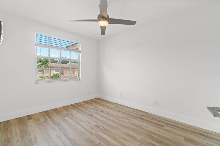 Building Photo - 6427 Park Lake Cir