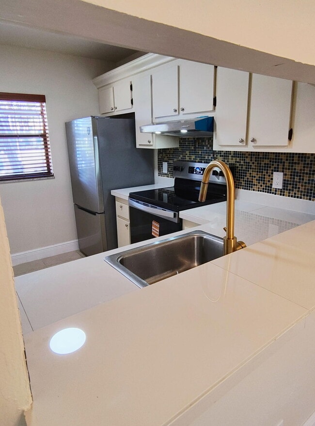 Building Photo - 6736 Palmetto Cir S