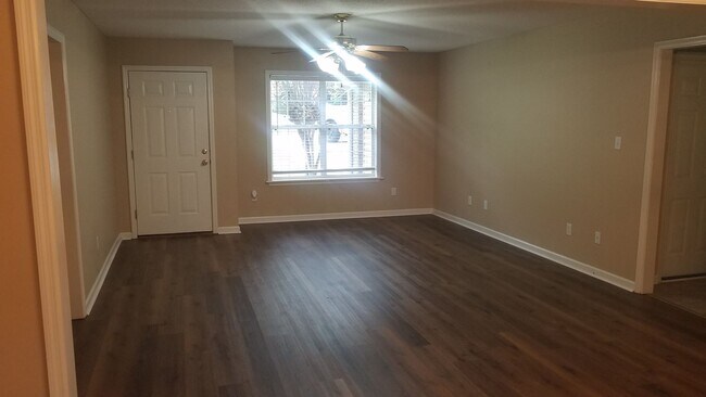 Building Photo - 3 Bedroom/2 Bath Home in New Wood Valley