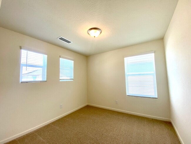 Building Photo - $2,350 Clinton & Armstrong, 4 Bed, Gated Community Pool & Solar - E Riesling Dr, Fresno