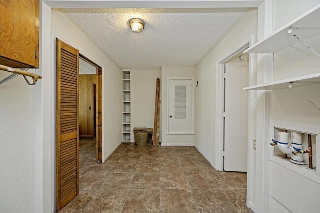 Building Photo - 6509 Skycrest Dr