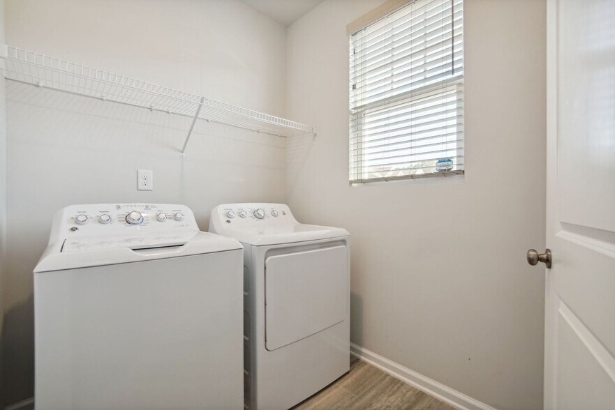 Building Photo - 102 Bedivere Ln