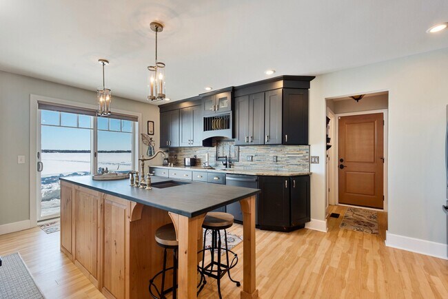 Building Photo - 21253 Lake George Blvd