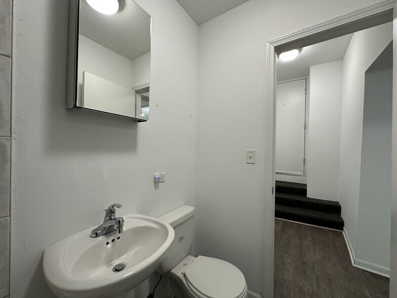 Building Photo - 940 W Winona St