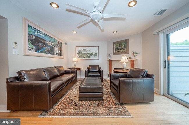 Building Photo - 1750 Oakwood Terrace