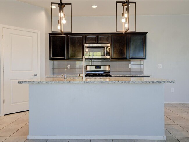 Building Photo - 3 Bedroom 2.5 Bathroom