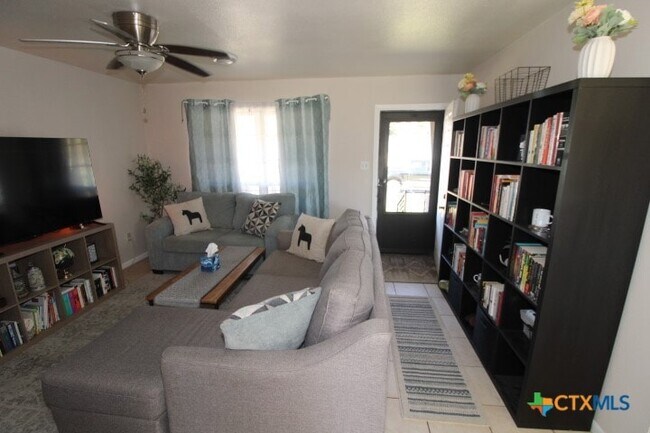 Building Photo - 2706 Live Oak Dr