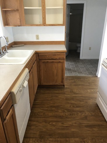 Building Photo - 822 NE Ford St